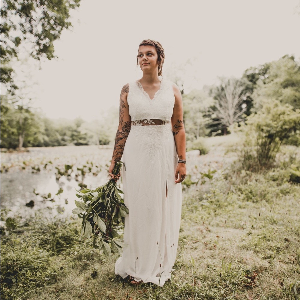 MESH & EMBROIDERED SLIT LEG WHITE DRESS